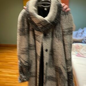 Coat with color slit pockets buckle